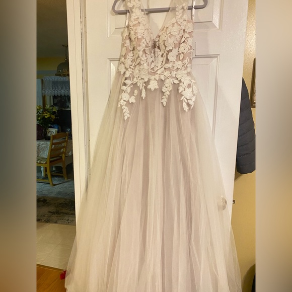 Brand New David’s Bridal appliqued cap sleeve tulle ball gown wedding dress - Picture 16 of 16